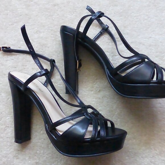 LE CHATEAU black strappy chunky platform heels - Picture 7 of 9